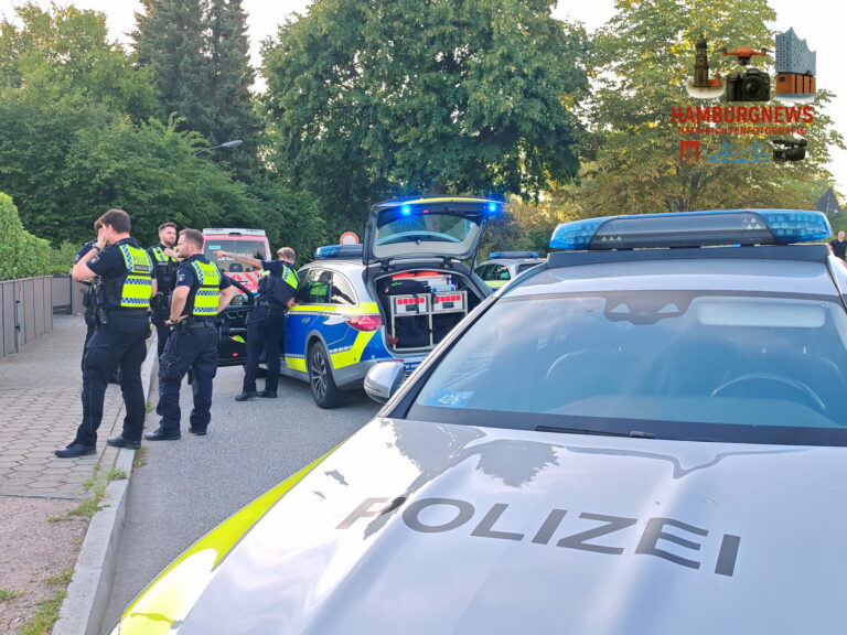 Polizei vor dem Einsatzort