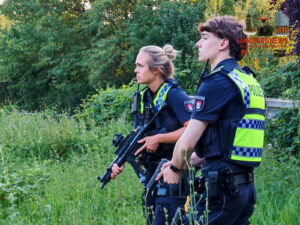 Polizisten mit MP