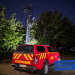Feuerwehr vor dem Strommast in Neu Wulmstorf
