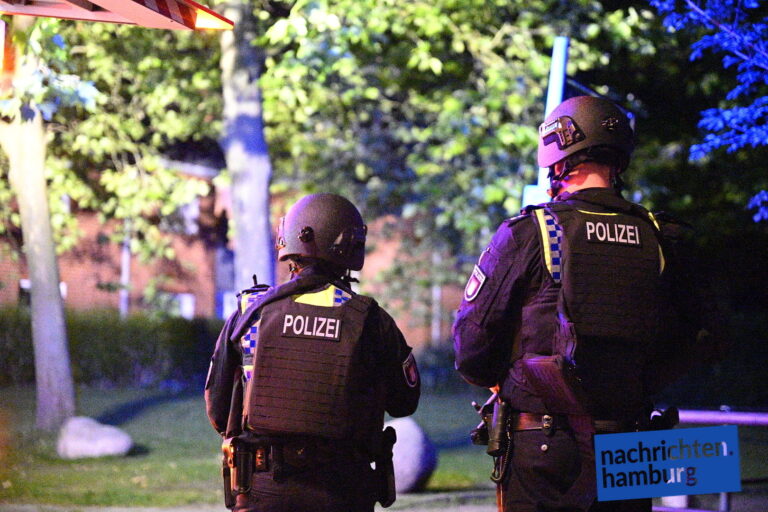 Hamburg Rahlstedt - Mann zündet Vater an und schießt auf eintreffende Beamte - SEK erschießt schützen