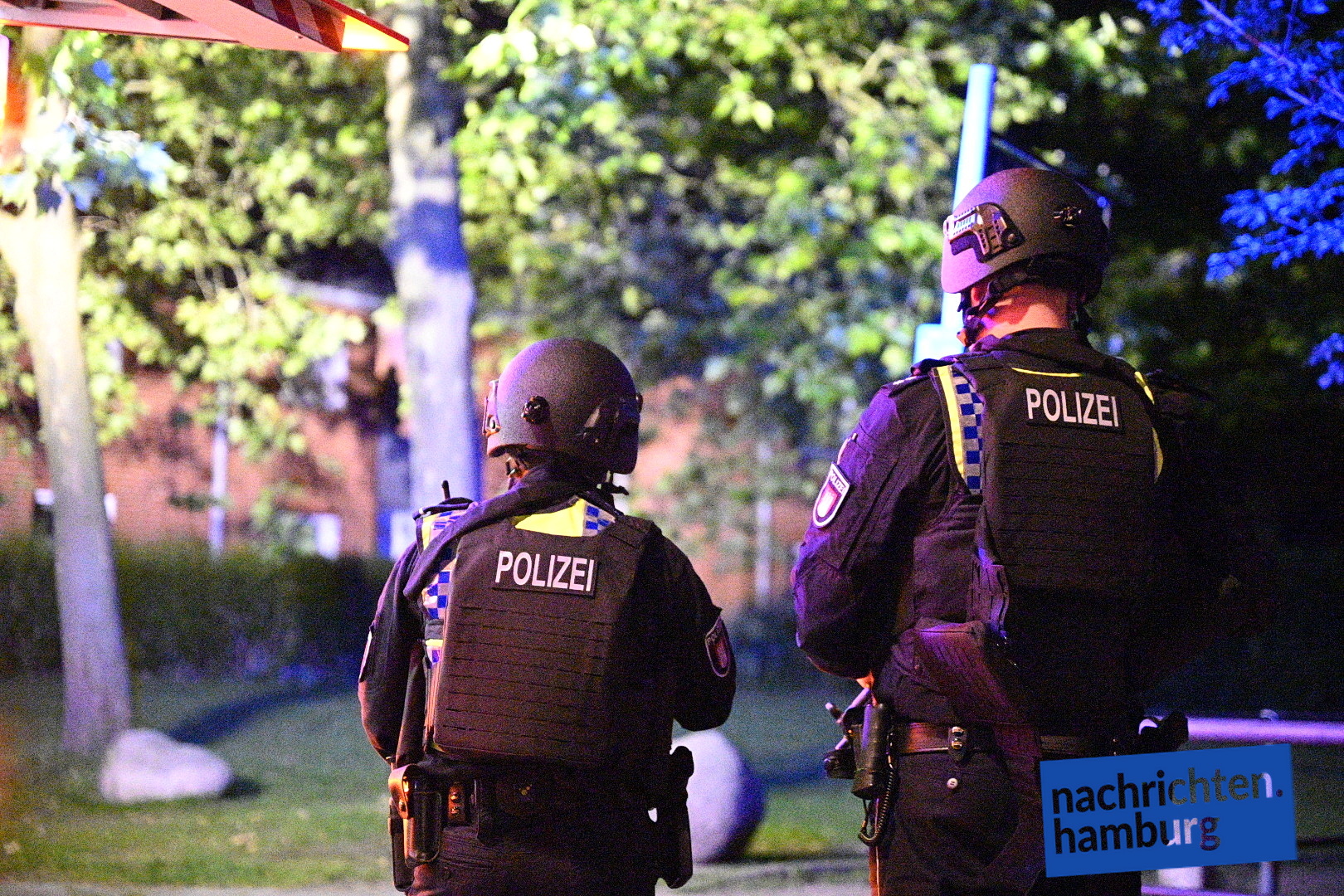 Hamburg Rahlstedt - Mann zündet Vater an und schießt auf eintreffende Beamte - SEK erschießt schützen