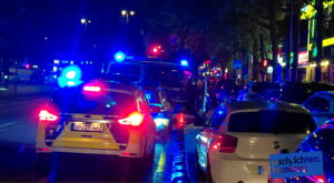 Polizeifahrzeuge auf der Straße