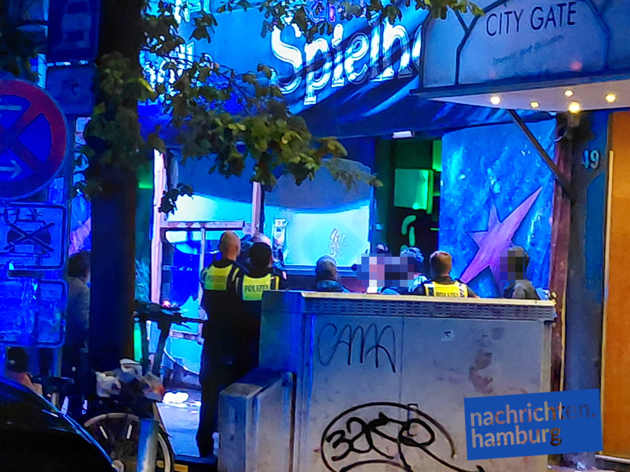 Polizei vor dem Hotel