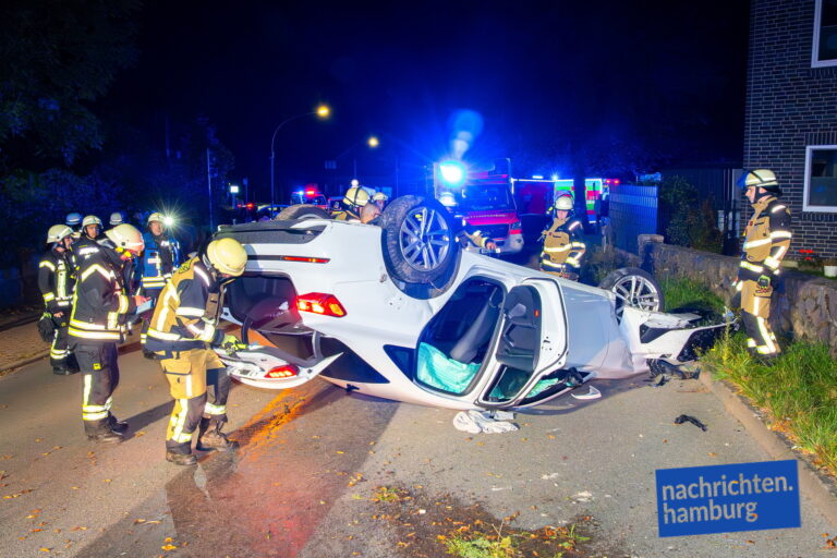 Der Audi liegt auf dem Dach