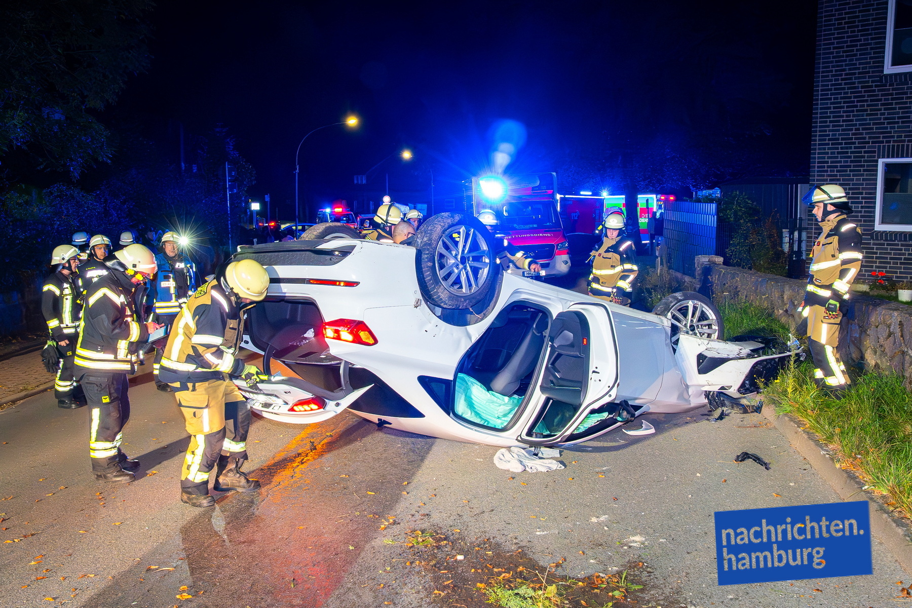 Der Audi liegt auf dem Dach