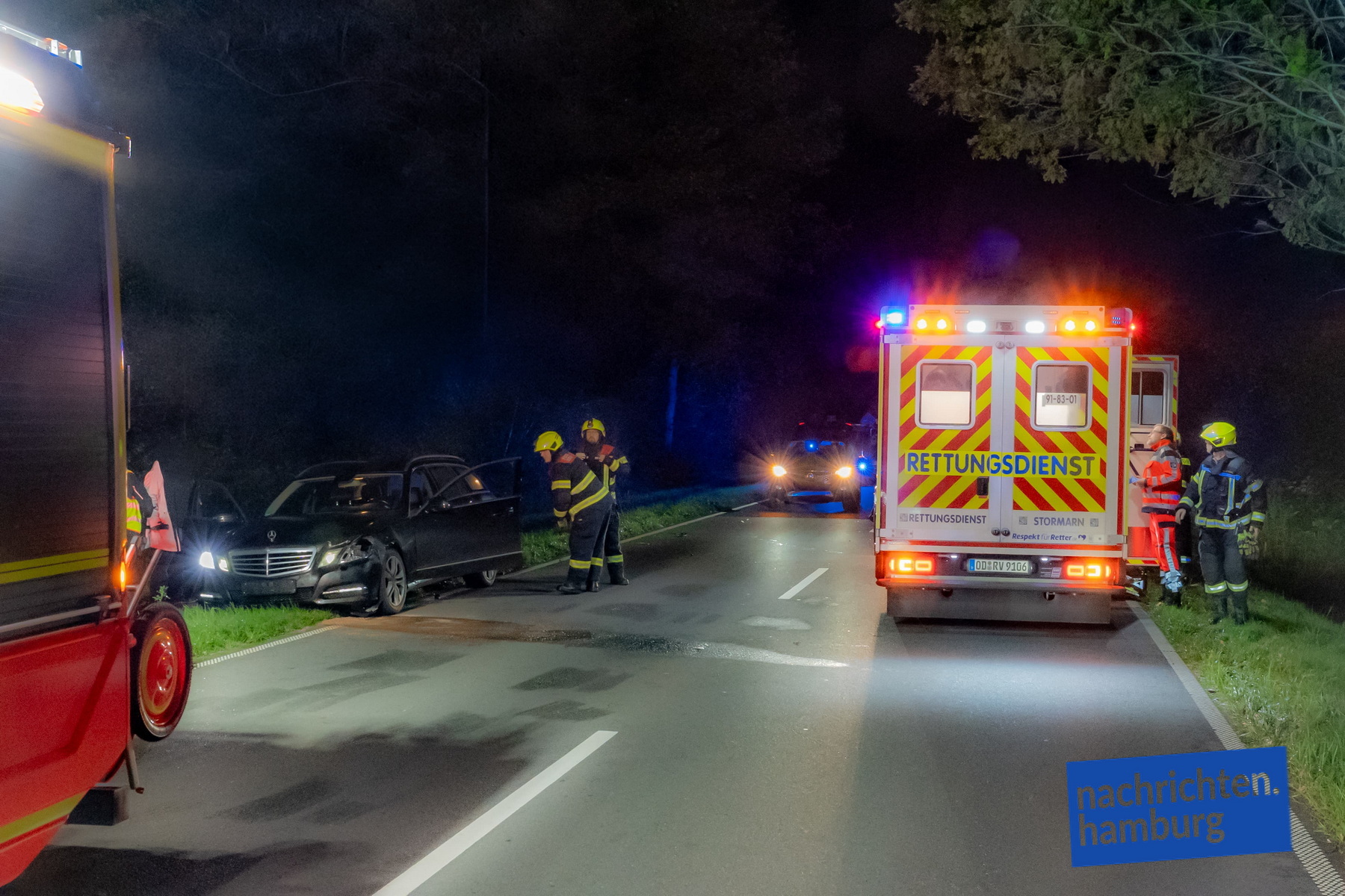 Feuerwehr und Rettungsdienst bei der Unfallstelle
