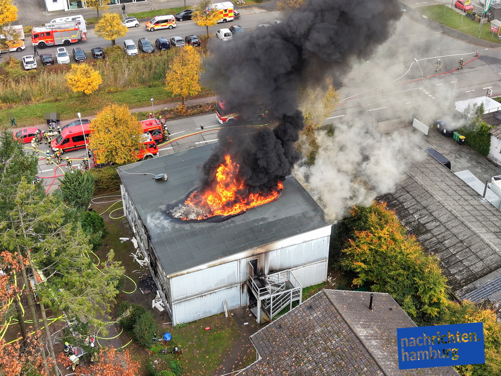 Flammen aus dem Dach der Flüchtlingseinrichtung