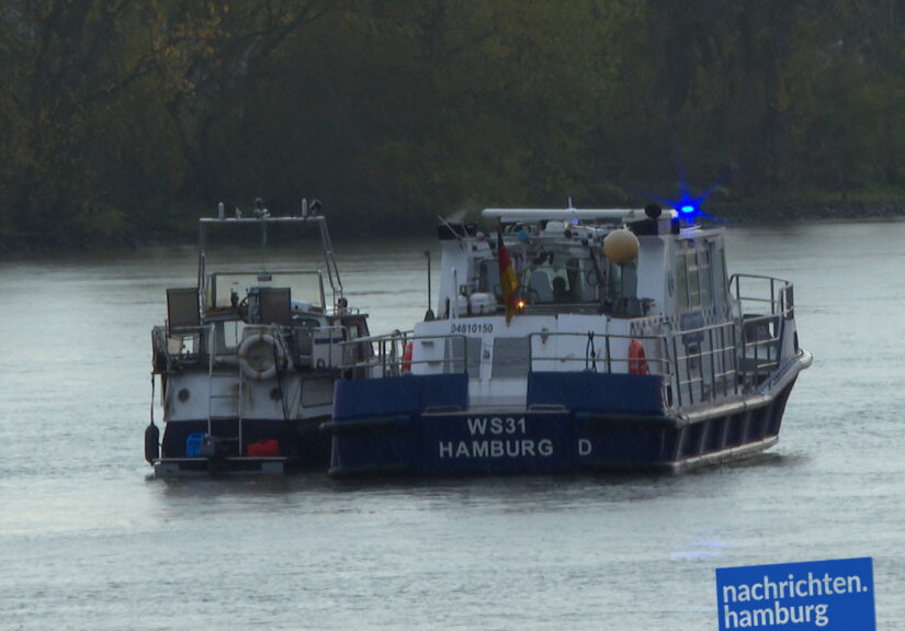 Das Polizeiboot schleppt den Havaristen ab