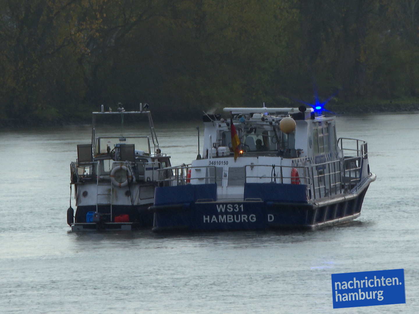 Das Polizeiboot schleppt den Havaristen ab