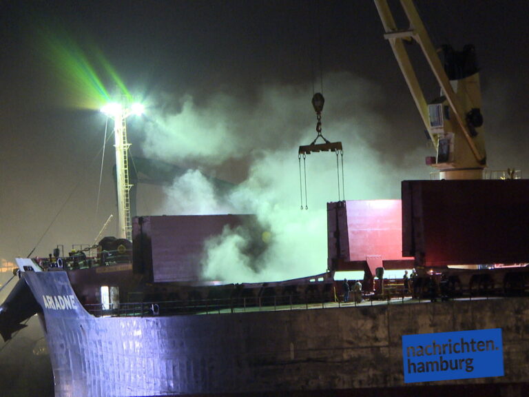 Feuer im Frachtschiff
