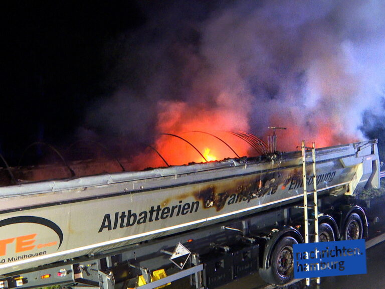 Flammen schlagen aus dem Auflieger