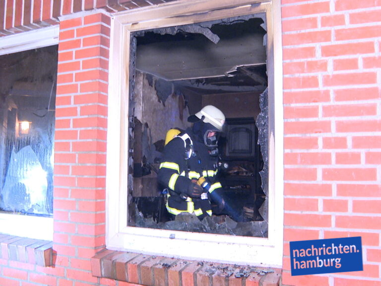 Feurwehrmänner gucken in die Fenster