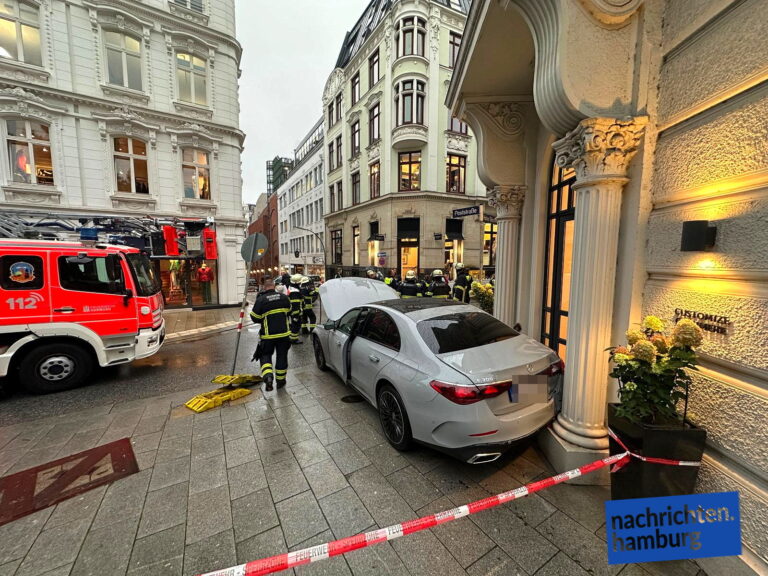 Der Mercedes krachte in der Poststraße in zwei Gebäude