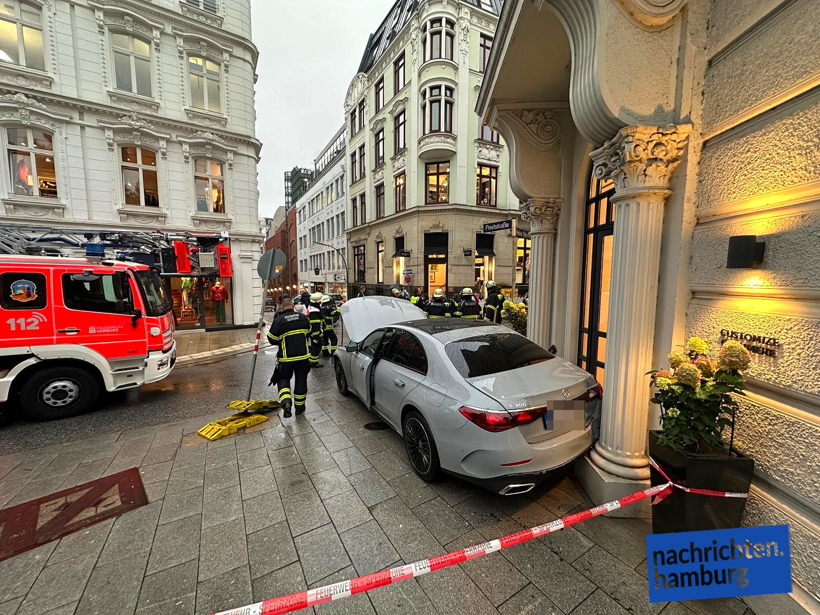 Der Mercedes krachte in der Poststraße in zwei Gebäude