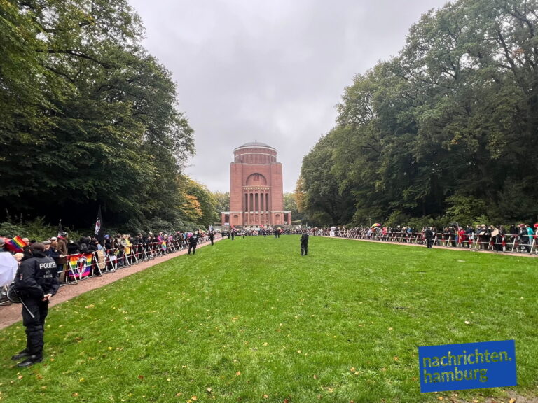 Gegendemo vor dem Planetarium