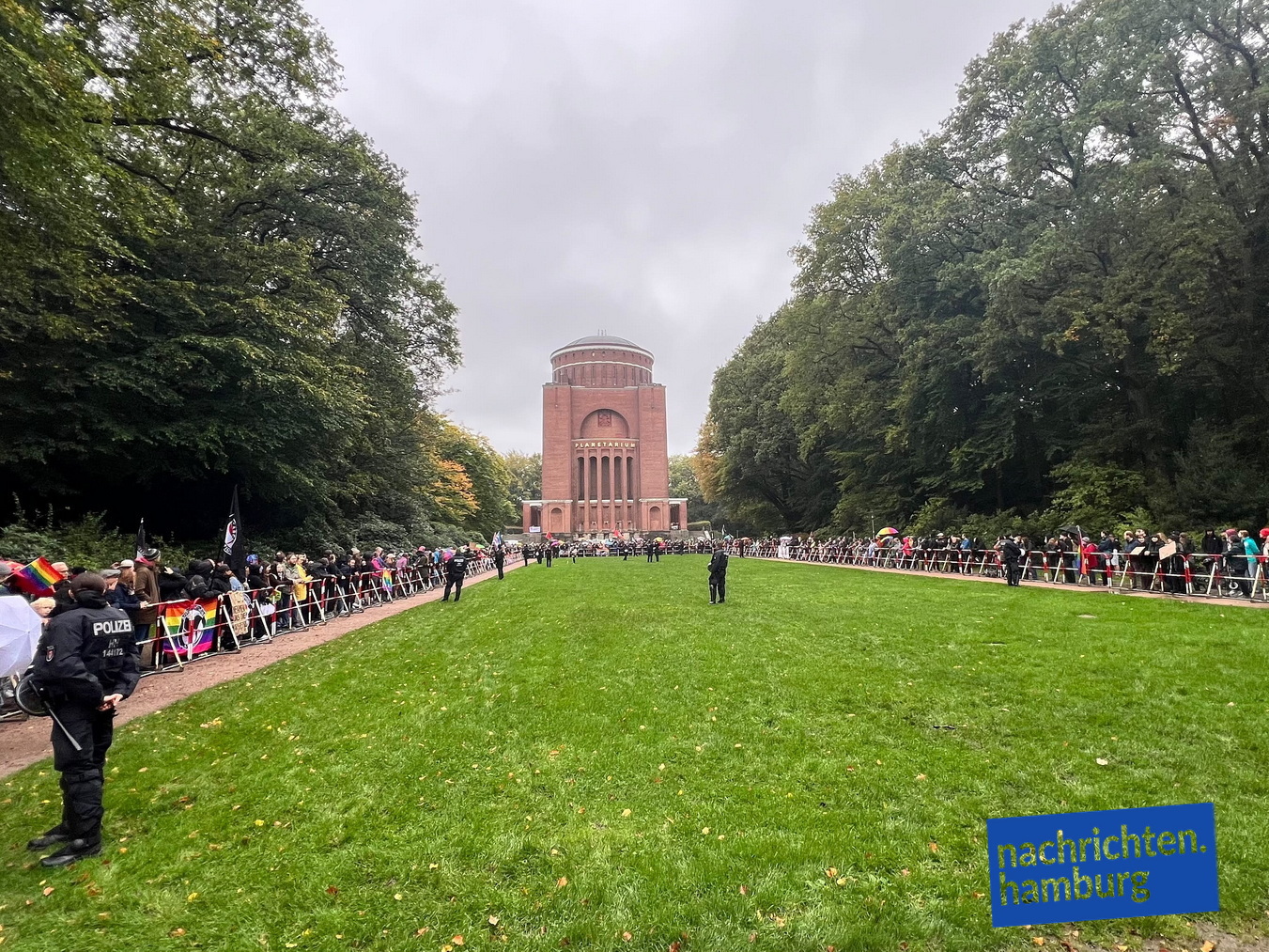 Gegendemo vor dem Planetarium