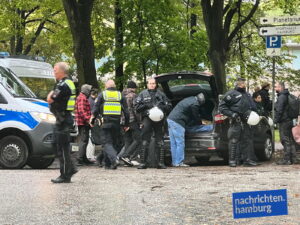 Schon auf dem Parkplatz war Schluss. Die Polizei kann die Sicherheit nicht gewährleisten.